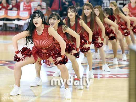 韩国篮球宝贝蛮腰热舞燃爆首尔赛场 体育娱乐化趋势引热议 全景镜头捕捉到所有啦啦队员在场上散开的瞬间,她们身着红白相间的队服,动作舒展,仿佛一朵朵盛开在木质地板上的花朵,将空旷的球场装点得生机勃勃。