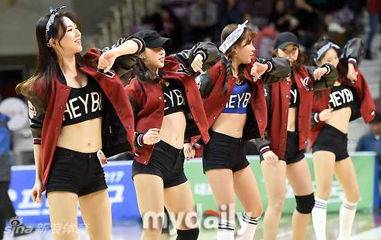 韩国篮球联赛活力女神热舞瞬间 赛场边最耀眼的风景线 身穿亮片紧身衣的啦啦队员在聚光灯下绽放自信微笑,每一个手势都充满了感染力十足的青春气息