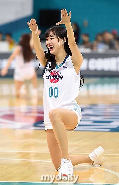 韩国职业篮球联赛京畿道战火燃起 篮球宝贝热舞助阵惊艳全场 即使是一个静止的姿势也充满韵味,她微微侧身,展现出迷人的身体曲线和紧实的腿部线条,在赛场灯光的映衬下,犹如一道精致的风景线。