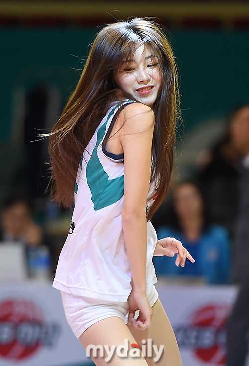 韩国职业篮球联赛京畿道战火燃起 篮球宝贝热舞助阵惊艳全场 身着亮黄色专属队服的啦啦队员,眼神专注而自信,在赛场中央随着动感节拍舒展身姿,每一个动作都精准有力,散发着健康阳光的魅力。