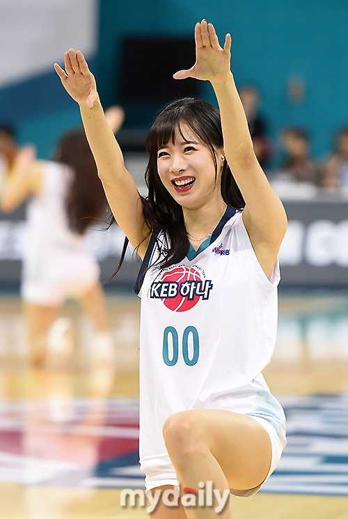 韩国职业篮球联赛京畿道战火燃起 篮球宝贝热舞助阵惊艳全场 动感的舞步让她的发丝随风飞扬,紧身的表演服完美勾勒出常年锻炼形成的优美肌肉线条,回眸一笑的瞬间,仿佛让整个体育馆都明亮了起来。