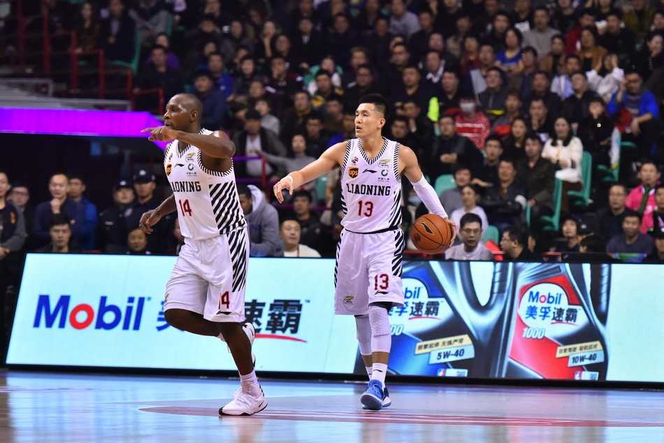 韩德君力挽狂澜末节救主,辽鲁大战辽宁两分险胜山东 郭艾伦在两人夹击防守下高高跃起,试图完成一次难度极高的上篮,他身前的防守队员奋力起跳封盖。