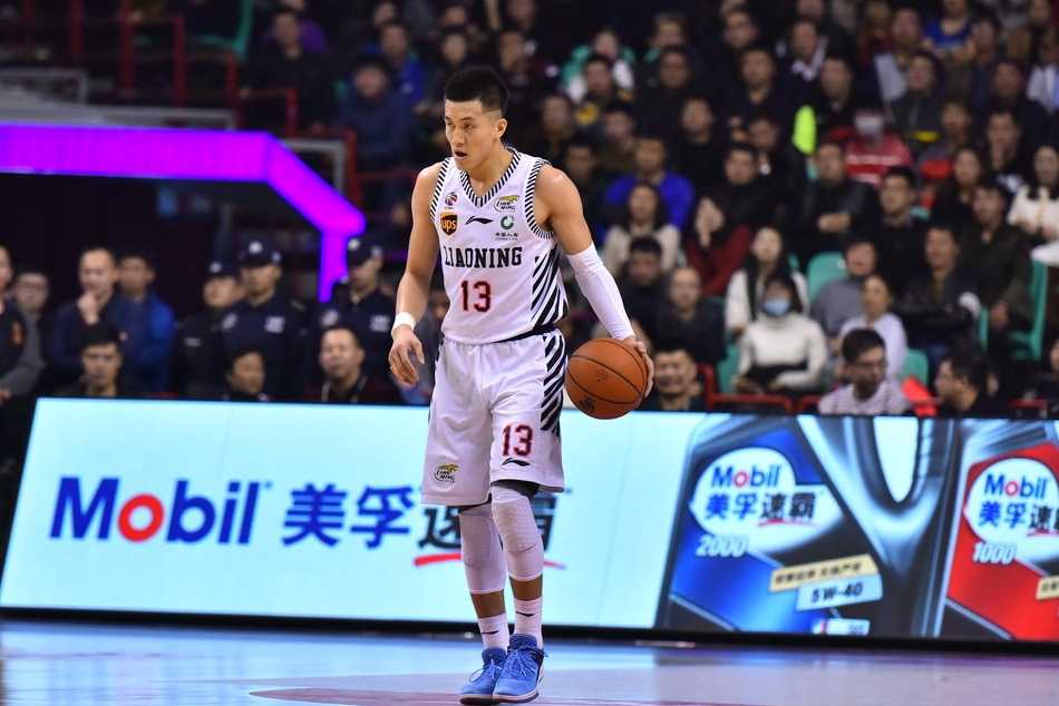 韩德君力挽狂澜末节救主,辽鲁大战辽宁两分险胜山东 韩德君双臂挂在篮筐之上,怒视前方,刚完成了一次势大力沉的单手暴扣,整个球馆都为之沸腾。