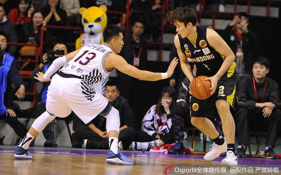 韩德君力挽狂澜末节救主,辽鲁大战辽宁两分险胜山东 山东队外援莫泰尤纳斯在辽宁队内线的严密防守下,依然顽强地将球放入篮筐,展现了欧洲内线的柔和手感。