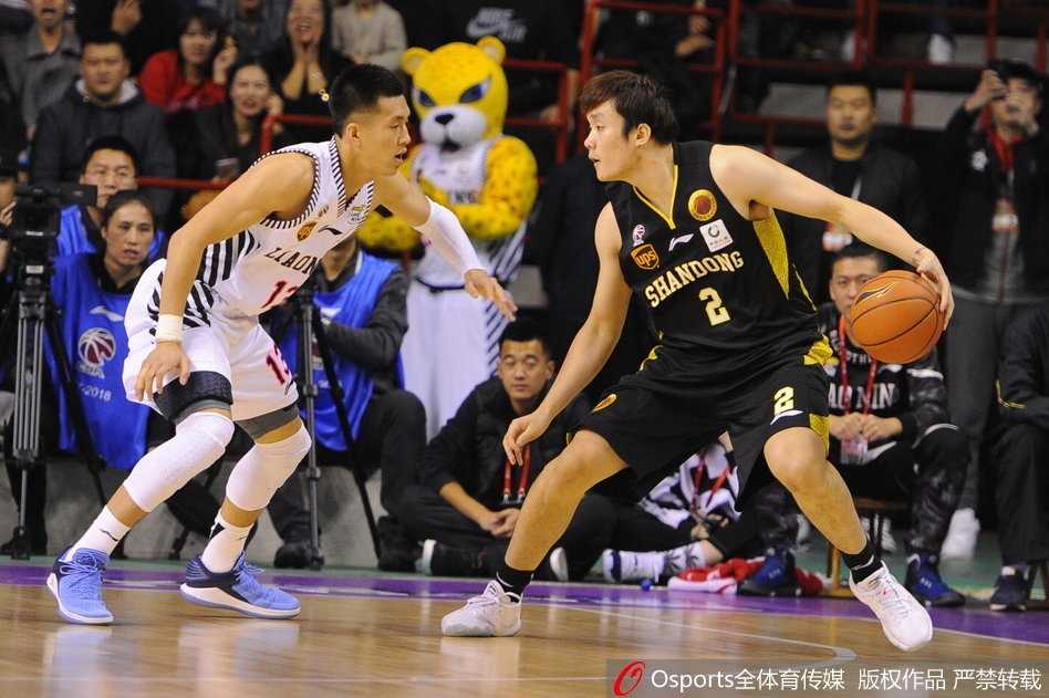 韩德君力挽狂澜末节救主,辽鲁大战辽宁两分险胜山东 丁彦雨航在终场哨响后,神情黯然地低头走向场边,他本场的出色发挥未能为球队带来一场胜利,留下了落寞的背影。