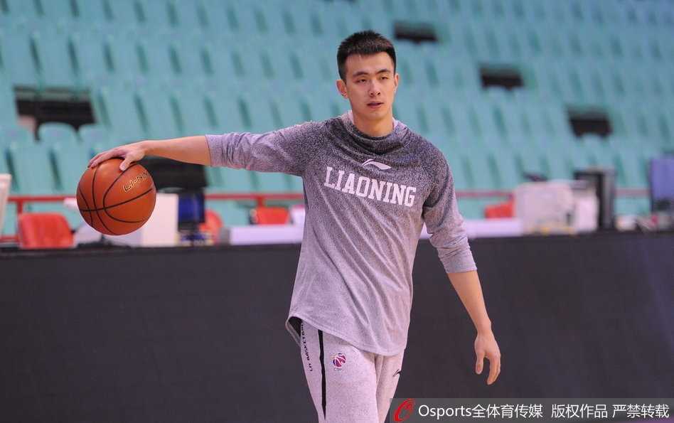 韩德君领衔辽篮赛前备战 功夫熊猫笑迎关键战役 辽宁男篮赛前热身,韩德君笑逐颜开,憨厚神态酷似功夫熊猫,感染全队轻松备战