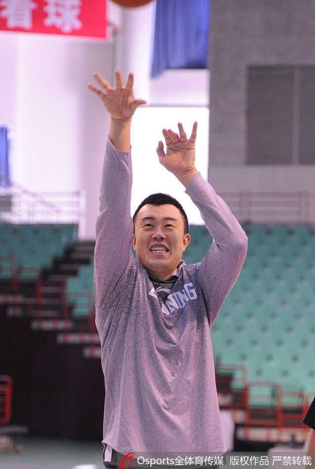 韩德君领衔辽篮赛前备战 功夫熊猫笑迎关键战役 韩德君在训练中手感柔和完成勾手,庞大的身躯背后是细腻的技术和一颗永远争胜的心