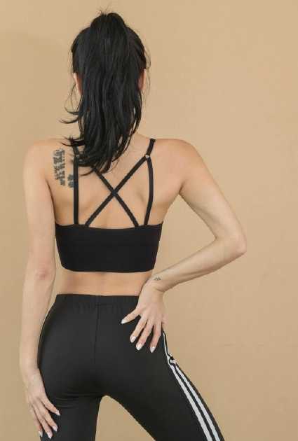 赛后场边，她身披毛巾，面带微笑地看向镜头。汗水沿着脸颊滑落，眼神里既有胜利后的喜悦，也有对下一个目标的坚定。湿透的短发显得格外精神，整个人散发出自信又迷人的光芒。