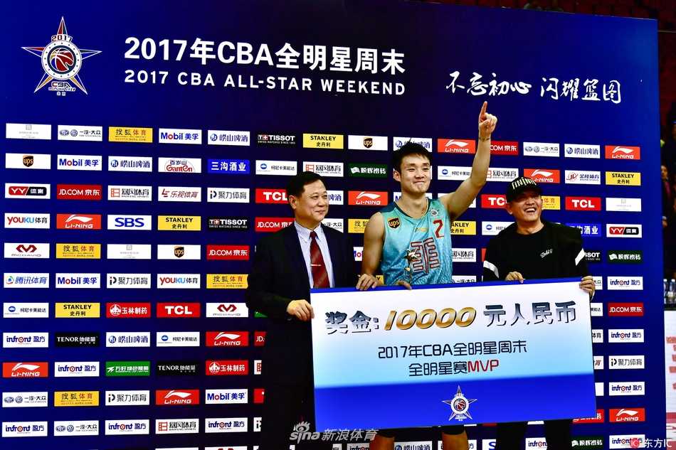 风里雨里守候篮球梦想 丁彦雨航二十四岁正扬帆 身着国家队红色战袍的丁彦雨航神情专注,在赛场上持球突破,眼神里透着二十四岁的锐利与坚定