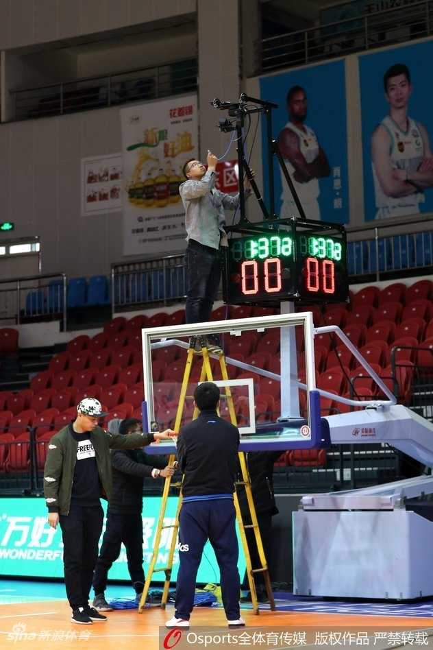 飞虎啸聚红山,群星捧杯再启征程——新疆男篮新赛季揭幕战侧记 李秋平指导在场边临危不乱,双手比划着战术手势,眼神沉稳而深邃,仿佛一切尽在掌握,运筹帷幄之中。