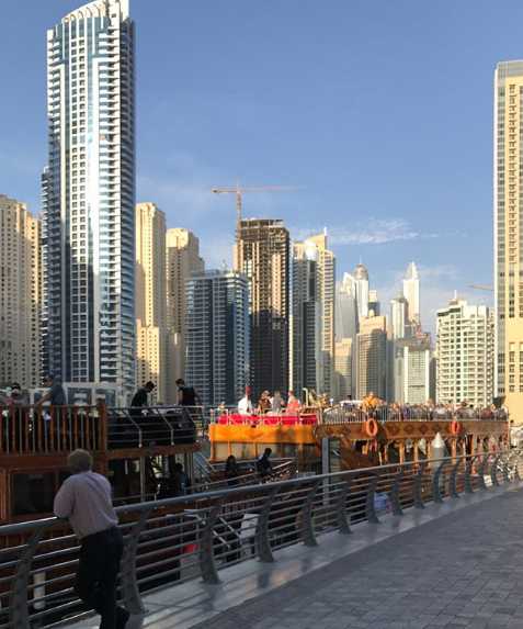 飞虎将的悠长假期 亚当斯迪拜沙滩享受阳光 在泳池边休息的亚当斯,背景是迪拜壮观的建筑群,他正享受着温暖的日光浴,神情悠然。