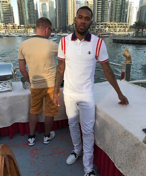 飞虎将的悠长假期 亚当斯迪拜沙滩享受阳光 亚当斯面对大海,单手插兜,似乎正在凝望远处的海平线,享受着难得的宁静与独处时刻。