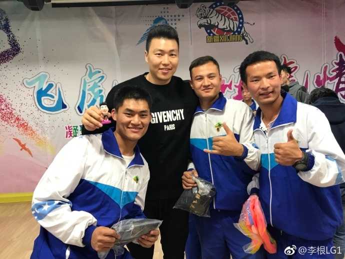 飞虎心连哑虎情:新疆男篮用篮球搭建无声世界的关爱桥梁 新疆男篮的队员们与聋人学校的师生们合影留念,镜头定格下了一张张笑脸,象征着飞虎将士与孩子们心连心的美好时刻