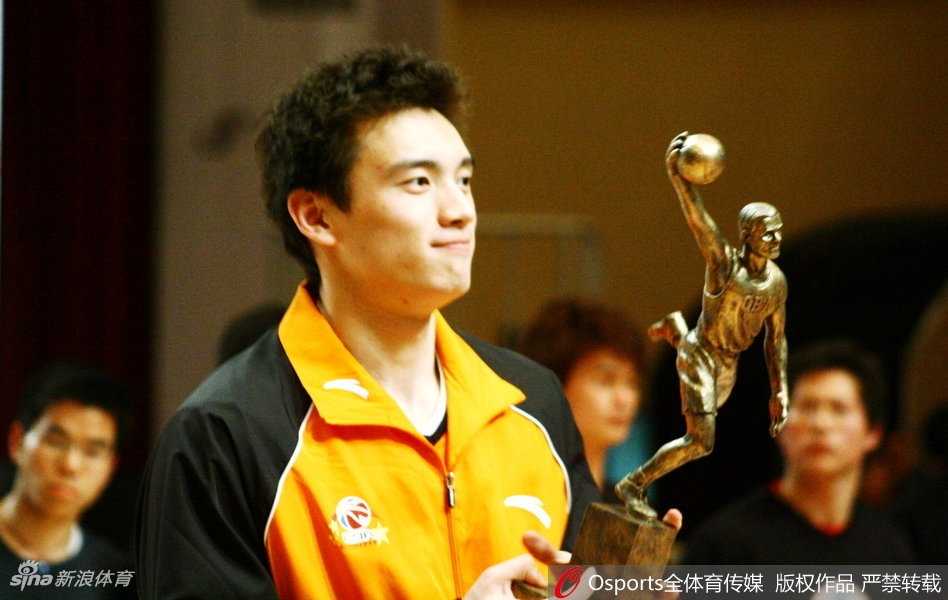 赵泰隆奋力一跃，成功飞越一个巨大的充气篮球鞋模型，身体在空中划出完美弧线，创意十足。