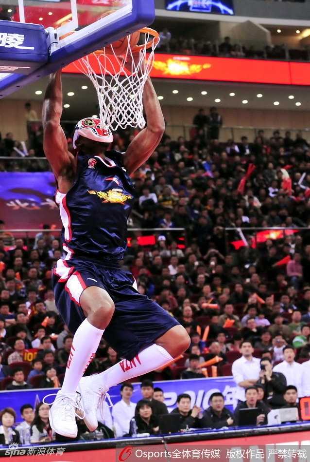 外援肖恩·威廉姆斯戴上孙悟空面具，在队友配合下表演‘悟空摘桃’，趣味性与爆发力完美结合。