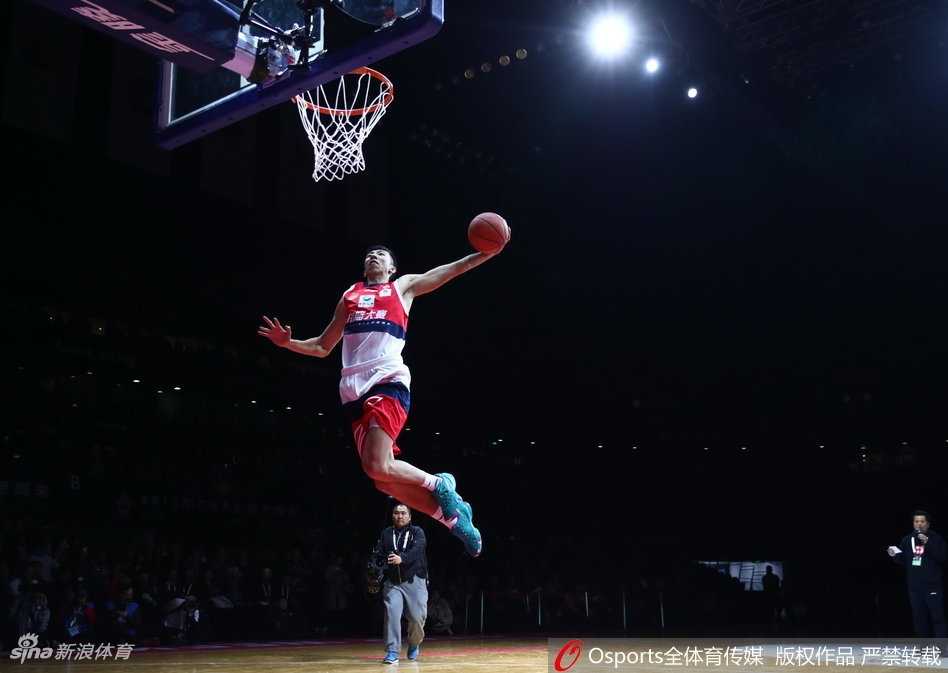 何重达的单手大风车扣篮，手臂抡圆如满月，势大力沉展现纯粹的暴力美学