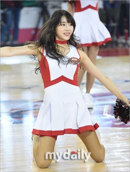 在球场璀璨灯光下，韩国啦啦队女神回眸一笑，清秀面容与活力马尾辫展现出无限青春气息。