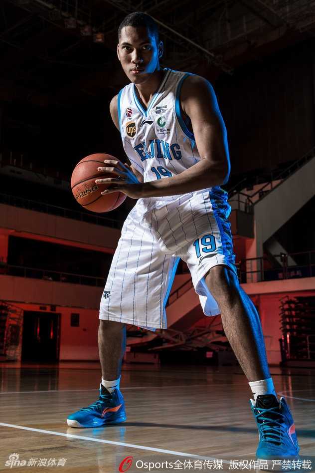 王骁辉身处蓝色光雾之中，表情冷峻，光线在他身上形成了富有层次的明暗对比，彰显出防守悍将的沉稳与果敢。