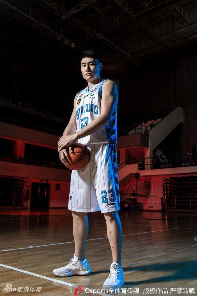 朱彦西在逆光中抬手投篮，光线在他周围形成梦幻的轮廓光，无数细小的光点如同赛场上的汗珠，定格了即将出手瞬间的永恒。
