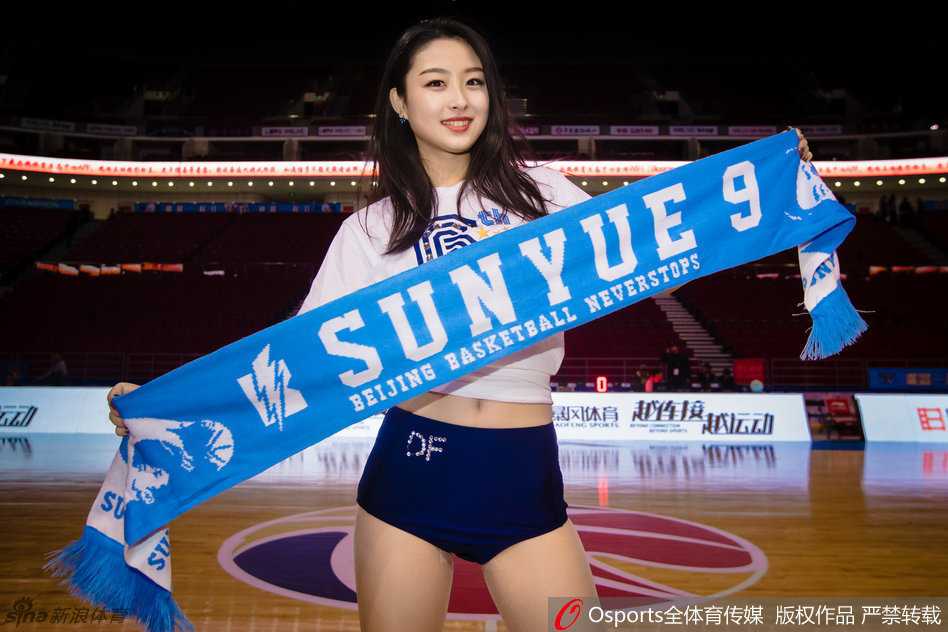 首钢巅峰啦啦队冬日绽放靓丽写真 携手霹雳鸭为京城篮球激情助威 巅峰啦啦队全体成员与霹雳鸭的创意大合影,姑娘们或坐或卧,错落有致地展现出青春活力,修长美腿在画面中组成一道亮丽的风景线,笑容极具感染力。