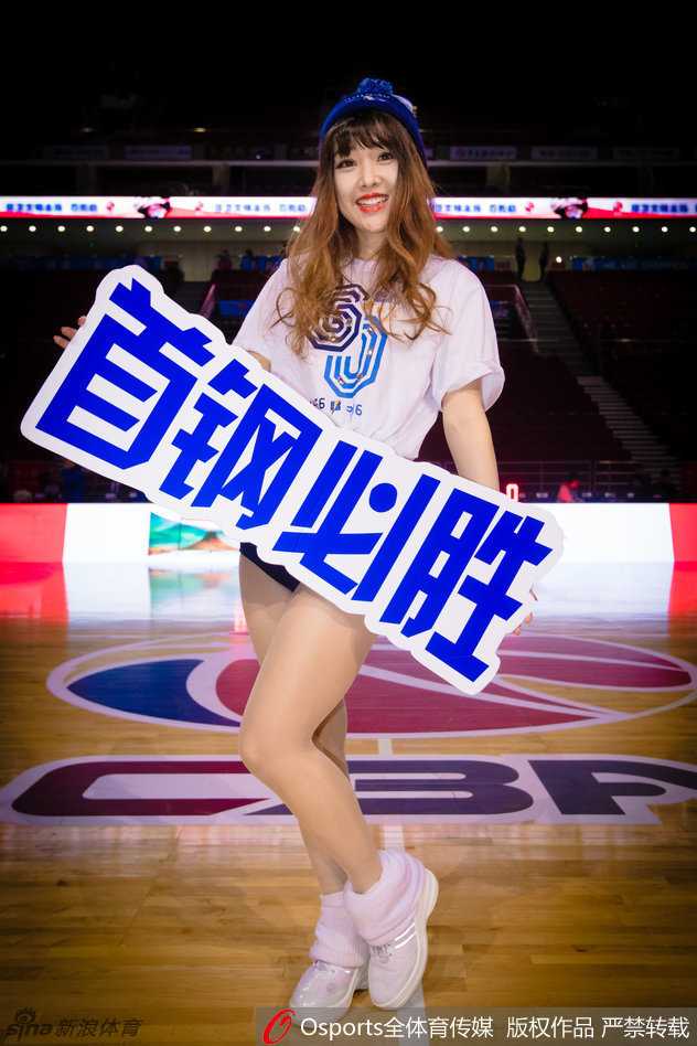 首钢巅峰啦啦队冬日绽放靓丽写真 携手霹雳鸭为京城篮球激情助威 霹雳鸭在中间搞怪,啦啦队员们则亲密地簇拥着它,大家同时伸出双手做出“比心”的手势,将飞吻和爱心献给镜头,迷人身姿与搞怪吉祥物形成绝妙反差。