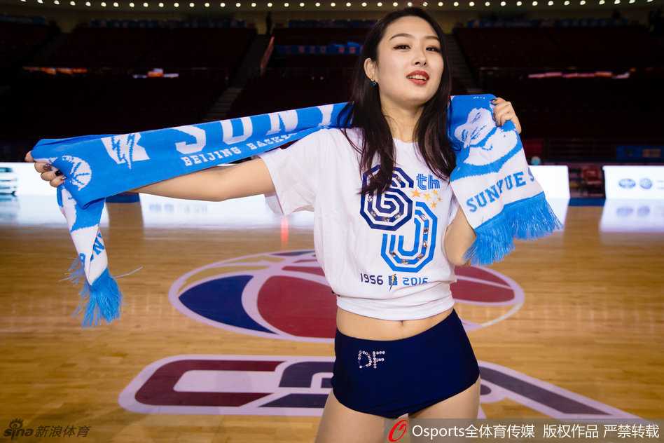 首钢巅峰啦啦队冬日绽放靓丽写真 携手霹雳鸭为京城篮球激情助威 拍摄现场充满了欢声笑语,一位队员调皮地躲在霹雳鸭身后探出脑袋,另一位则对着镜头俏皮地伸出舌头,将啦啦队私下里活泼可爱的一面展现得淋漓尽致。