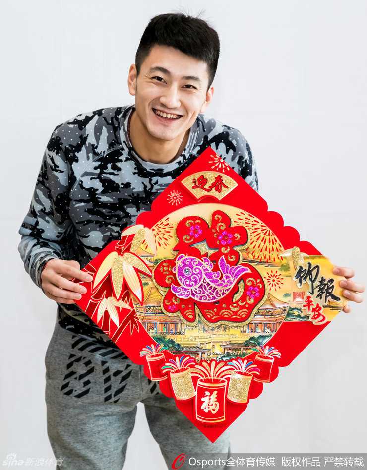 首钢雄鹰携福至 京腔年味暖人心 翟晓川与队友们簇拥在镜头前,手中火红的“福”字与灿烂的笑容交相辉映,仿佛把春天的温暖带进了训练馆,每一帧都是对球迷沉甸甸的感激。