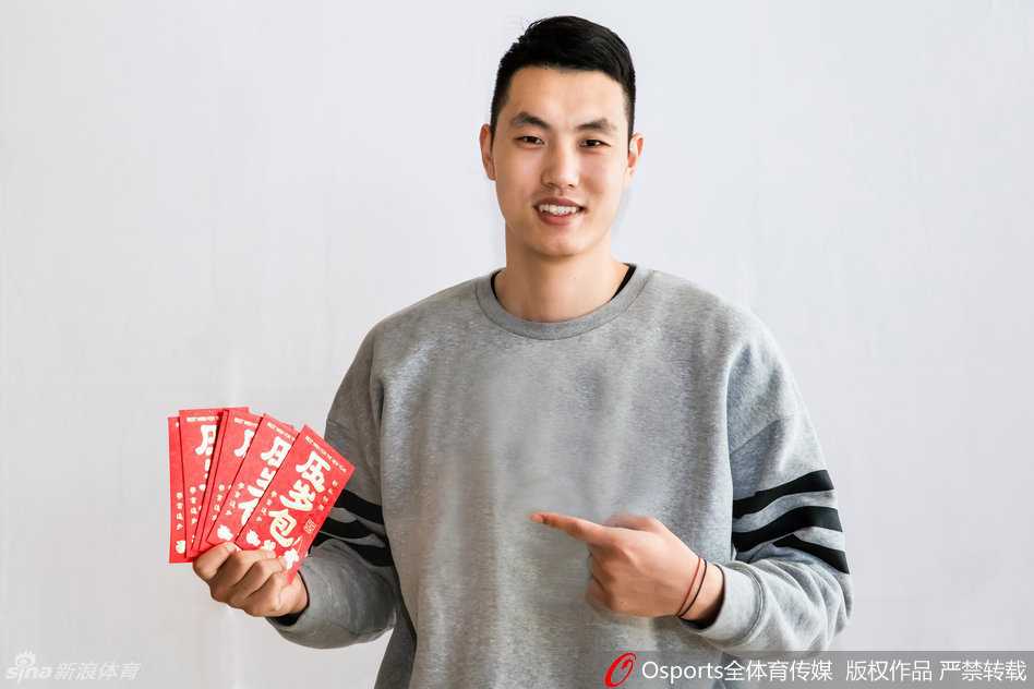 首钢雄鹰携福至 京腔年味暖人心 方硕与王骁辉等队友搭档展示春联,墨香似乎透过画面扑鼻而来,上联写着吉祥话,下联透着精气神,横批则是大家心中共同的期盼——阖家欢乐。