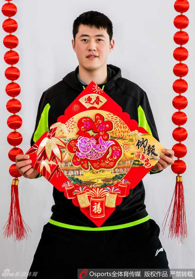 首钢雄鹰携福至 京腔年味暖人心 翟晓川独自持着卷轴年画,眼神专注而温柔,画中饱满的莲藕与锦鲤象征着年年有余,而他身后的篮球架则默默诉说着这是属于战士的新春守望。