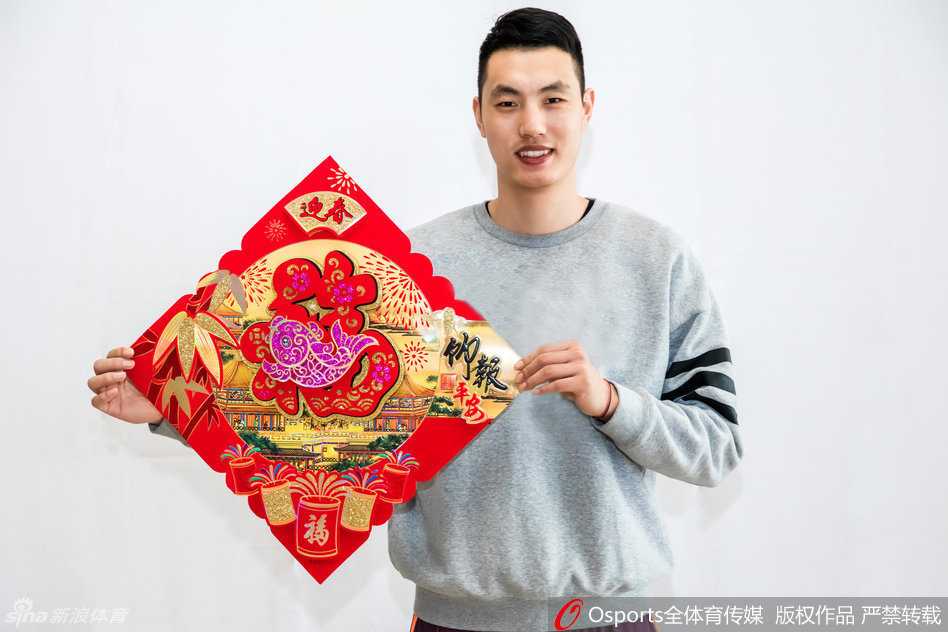 首钢雄鹰携福至 京腔年味暖人心 全队大合影时刻,大家挤作一团,笑声不断,有人搞怪地举着红包挡在脸前,有人则伸出大拇指点赞,画面定格了最真实、最欢乐的瞬间。