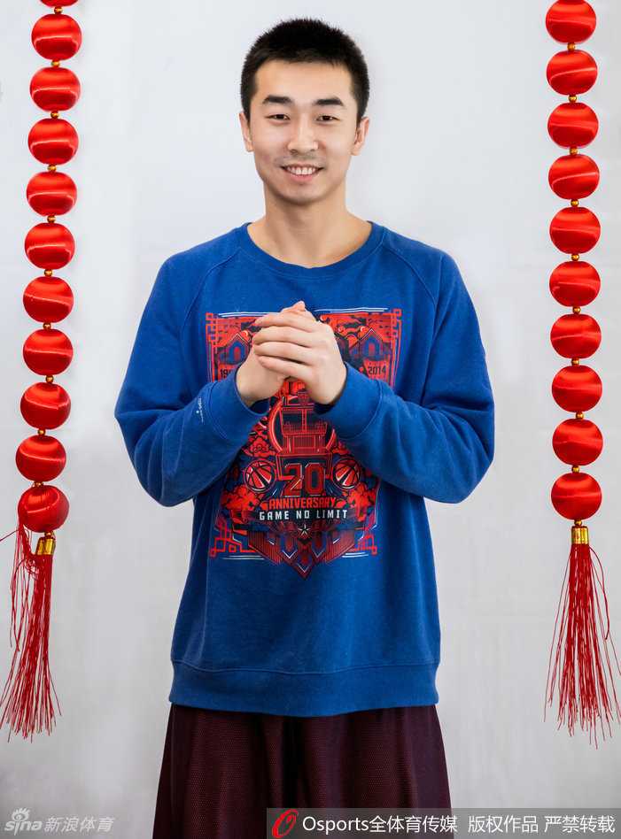 首钢雄鹰携福至 京腔年味暖人心 翟晓川单独出镜,手持一个巨大的“福”字,笑容满面地向镜头拜年,背景的红色灯笼渲染出浓浓的节日氛围,仿佛在说:祝大家福气满满!