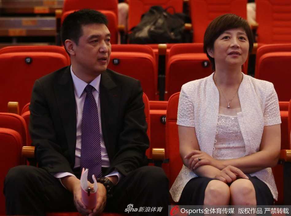 首钢雏鹰计划启航,开辟中国篮球后备人才培养新航道 发布会现场的展示区内,一件印有‘雏鹰计划’LOGO的崭新篮球战袍静静陈列,它象征着希望与传承,仿佛在召唤着未来身披它的年轻战士们为荣耀而战。