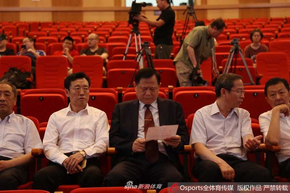 首钢雏鹰计划启航,开辟中国篮球后备人才培养新航道 国家体育总局篮管中心主任李金生(左)在签约仪式上与美方代表亲切握手,脸上洋溢着赞许的笑容,对中国篮球这一开创性的青训合作给予高度肯定。