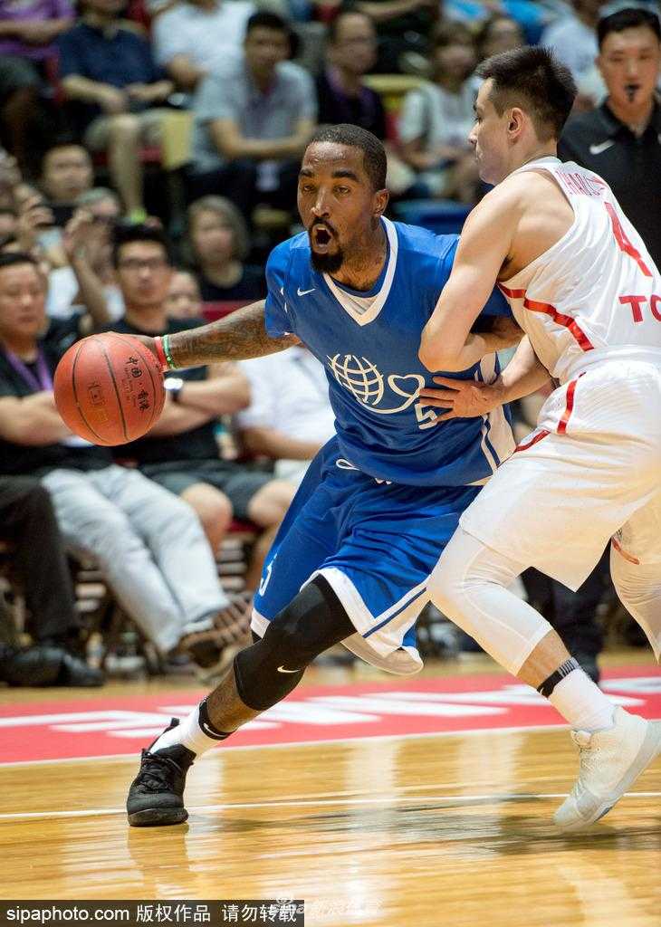 香江爱心耀篮途,中国男篮红队逆转胜美国星锐 孙铭徽犹如一道红色闪电划破美国队的防线,他高高跃起,单手将球狠狠砸入篮筐,整个红磡体育馆仿佛都随着这记势大力沉的扣篮而震颤。