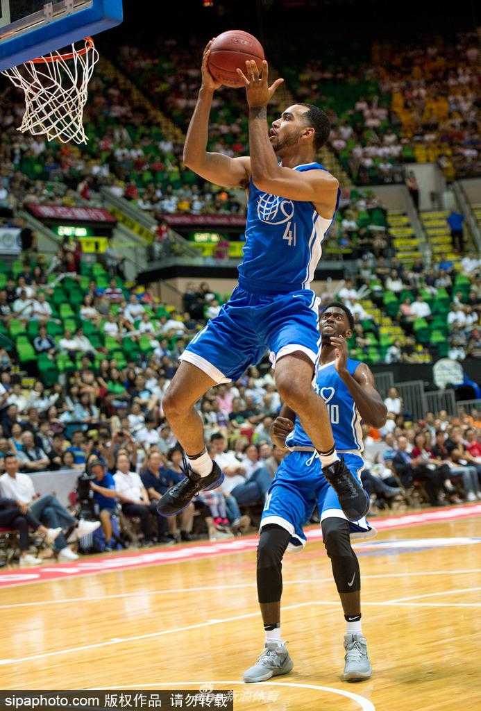 香江爱心耀篮途,中国男篮红队逆转胜美国星锐 中国男篮红队主教练李楠在场边神情专注地指挥比赛,他手中紧握着战术板,眼神紧盯着场上局势,不时向弟子们传达着最新的战术部署。