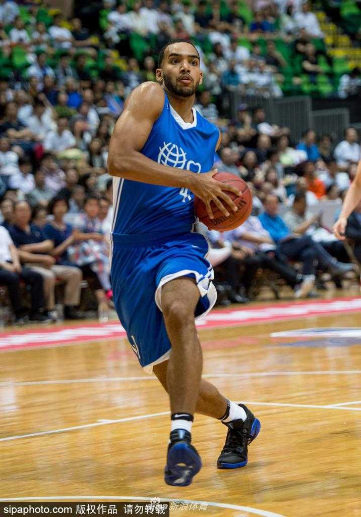 香江爱心耀篮途,中国男篮红队逆转胜美国星锐 赛后,满脸笑容的中国队球员们聚集在场地中央,他们互相搭着肩膀,共同庆祝这场充满爱与拼搏的胜利,这一刻,比分牌上的数字已不再重要。