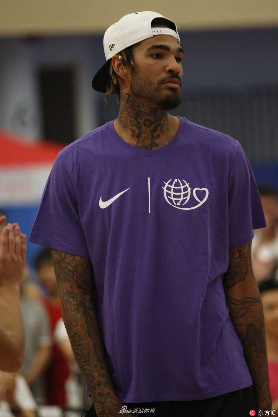 香江聚首慈善夜,易建联姚明共筑篮球梦 在嘉年华的互动环节,易建联弯腰与一位身材矮小却眼神坚毅的小球员耐心交流,他的手掌轻轻搭在孩子肩上,画面定格下的这一刻满是温情与传承的力量。