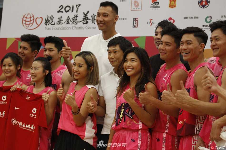 香江聚首慈善夜,易建联姚明共筑篮球梦 身着一袭简约白衣的易建联现身嘉年华现场,他面带标志性的沉稳微笑,仿佛一缕温煦的阳光,为在场热爱篮球的香港少年们带来无声的鼓励与支持。