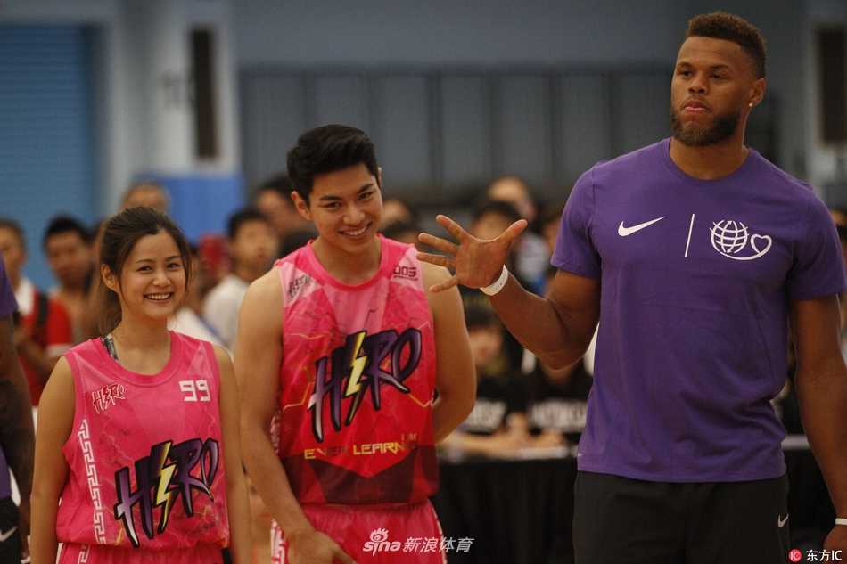 香江聚首慈善夜,易建联姚明共筑篮球梦 易建联端坐于场边最佳观赛席,目光如炬地注视着场上的激烈对抗,身旁是姚基金创始人姚明,两位中国篮球的领路人并肩而坐,神情专注而欣慰。