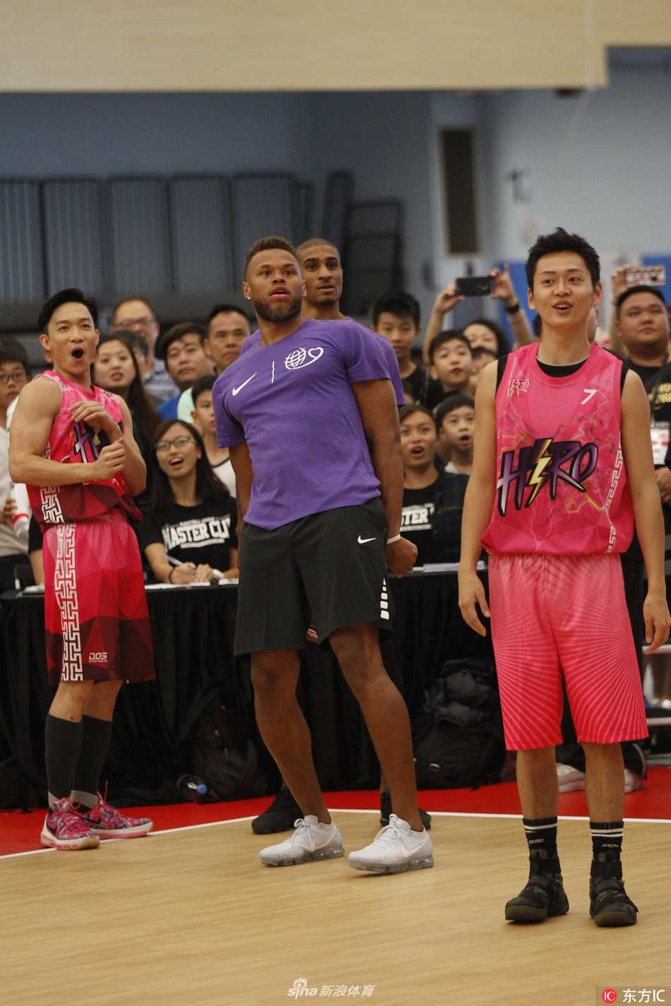 香江聚首慈善夜,易建联姚明共筑篮球梦 赛后,易建联被热情的香港小球迷团团围住,他接过签名笔,俯身在孩子的篮球上郑重签下名字,并回以鼓励的眼神,让孩子们感受到偶像的亲和与力量。