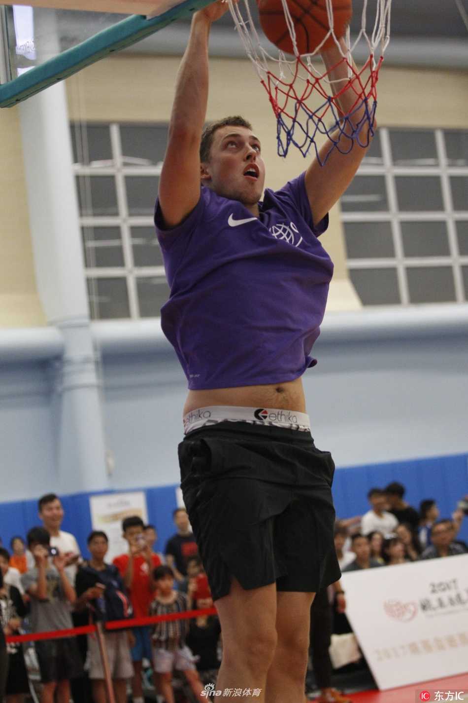 香江聚首慈善夜,易建联姚明共筑篮球梦 活动尾声,易建联与姚明、文斯·卡特及一众嘉宾在背景板前合影留念,众人笑容灿烂,共同为这场充满爱心与欢乐的香港慈善之行画上了圆满的句点。