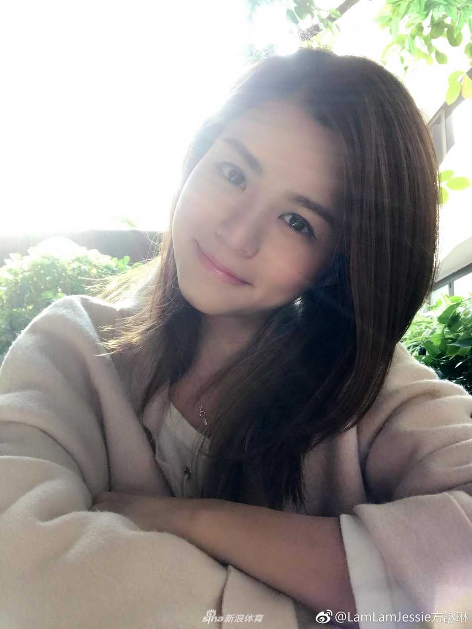 香港篮球女神方泳琳從球場躍上銀幕 酷似陳妍希的雙棲明星 身著白色球衣的方泳琳在比賽中突破防守,飄逸的長髮與專注的眼神交織出球場上最美的一道風景線