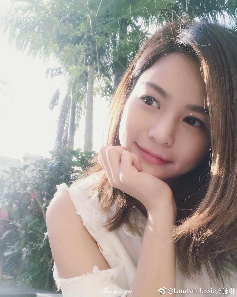 香港篮球女神方泳琳從球場躍上銀幕 酷似陳妍希的雙棲明星 方泳琳在海邊享受陽光,健康的小麥色肌膚與燦爛的笑容,完美演繹了運動員獨有的活力與自信美