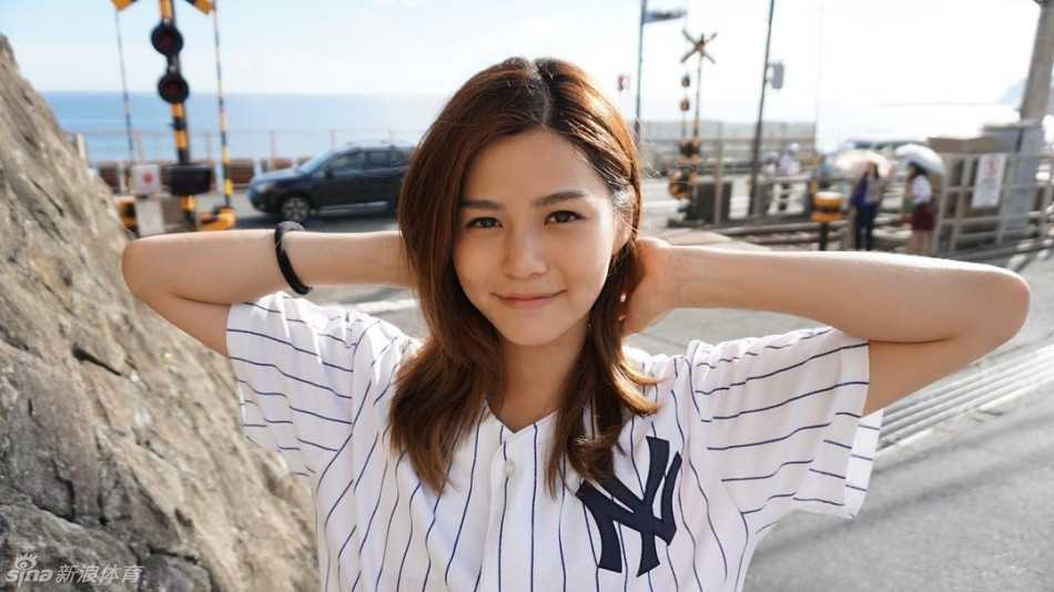 香港篮球女神方泳琳球场飒爽私照曝光神似陈妍希引爆网络 身穿深色训练服的方泳琳扎起清爽马尾,在阳光下运球前行,专注的眼神和紧致的肌肉线条展露出专业运动员的自信风采。