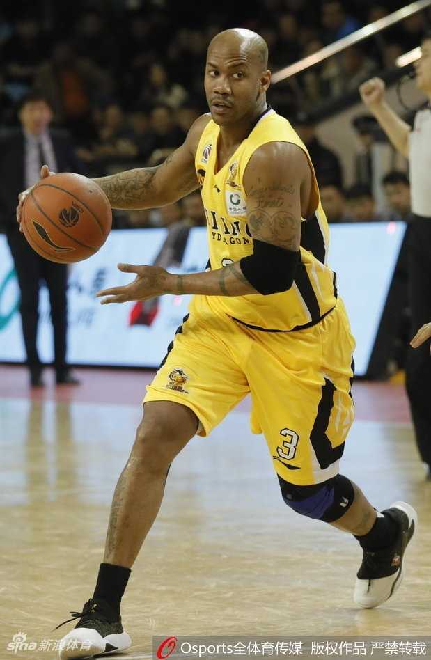 马布里20分引领三外援狂飙,北控客场大胜吉林终结三连败 北控外援兰多夫迎着防守强起暴扣,双手挂框彰显暴力美学,让吉林队的内线防守显得无可奈何。