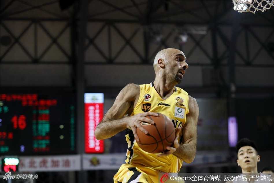 马布里20分引领三外援狂飙,北控客场大胜吉林终结三连败 杨敬敏外线发炮稳稳命中,防守他的高诗岩虽然奋力封盖,却也只能望球兴叹,目送篮球坠入网窝。