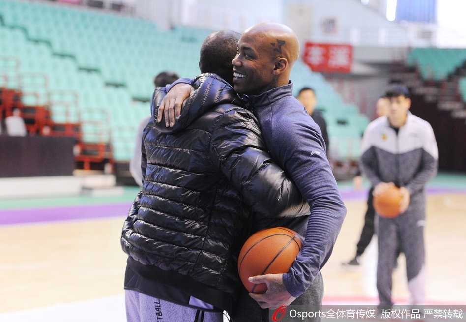 马布里与“哈小宝”的京城之约:那一抱,胜过千言万语 两人相拥后相视而笑,马布里伸出手指似乎在说着什么战术暗语,哈德森认真倾听,这一刻没有对手间的敌意,只有老友间的惺惺相惜。