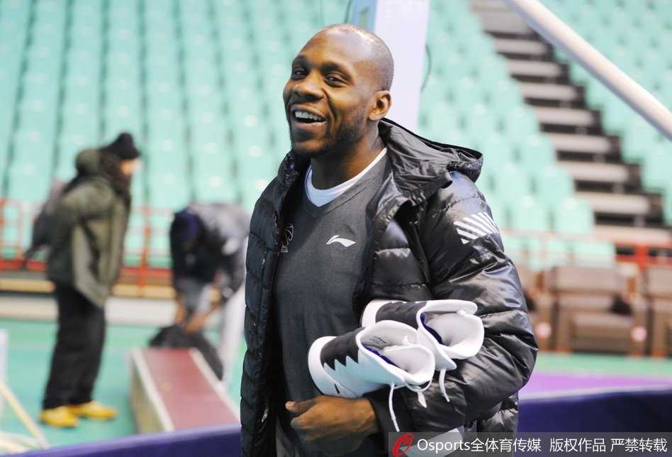 马布里与“哈小宝”的京城之约:那一抱,胜过千言万语 训练间隙,哈德森伸出手臂搭在马布里肩上,两人并排走向场边,背景是模糊的观众席和篮架,这亲密的姿态让人忘却了当晚即将到来的激烈对决。