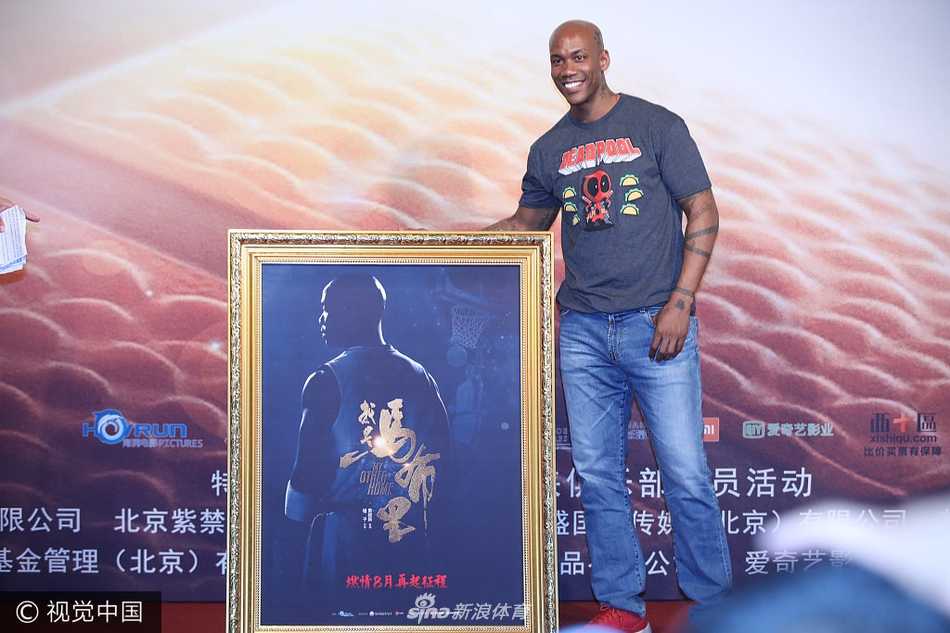 双手插兜的马布里酷劲十足，在发布会后台依然保持着轻松惬意的心情。身后的工作人员穿梭忙碌，而他仿佛自带光环，无论走到哪里都是绝对的焦点，这份从容来自四年的三冠与对这座城市的深厚感情。