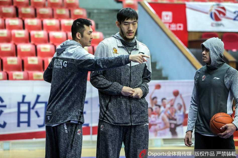 训练馆的灯光下，马布里眉头微蹙，侧耳倾听新外援的跑位想法，两人在战术板前比划着手势，仿佛在破解一道关于胜利的方程式。